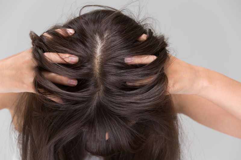 Du front aux tempes puis au dessus de la tête démo massage