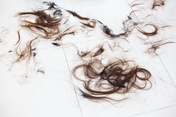 Donner vos cheveux coupés ! photo cheveux au sol