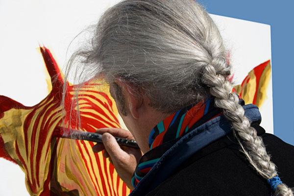 Cheveux blancs en tresse photo d'une femme qui peint et qui a des cheveux blancs tressés