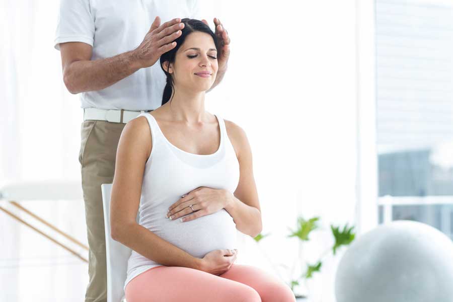 Massage crânien femme enceinte qui reçoit un massage crânien