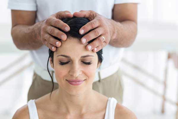 Massage crânien femme recevant un massage crânien